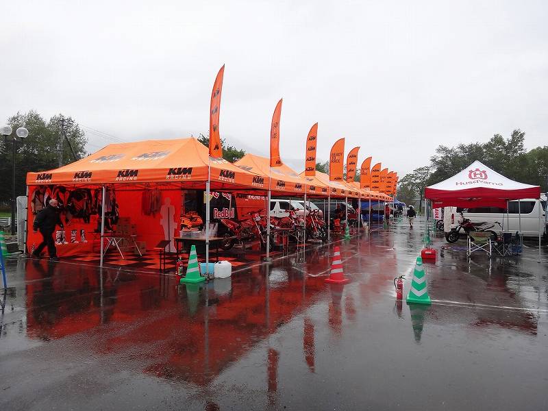 KTM-JAPANはさすがというかオレンジのテントを何張りもつなげて思いっきり存在感を表していた！！