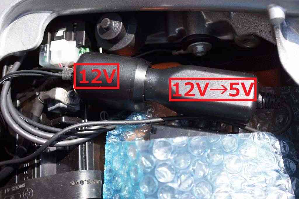 電源元は、シート下のETCと同じ場所に車用の12Vシガライターソケットを付けて、そのソケットにNAVIについてきた変換電源ケーブル（12V→5V）を差す仕組みにしてみた。