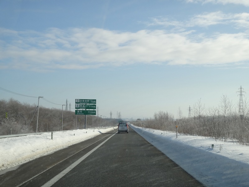 小雪が降る中、高速道路を苫小牧方面に向かいます。