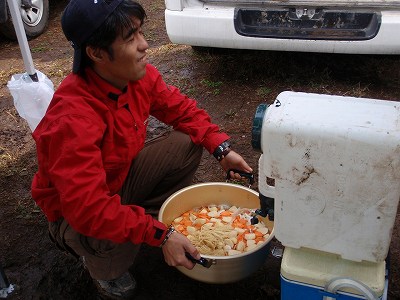 マユゲ氏は高見道のサポート班として豚汁の準備をしていました。